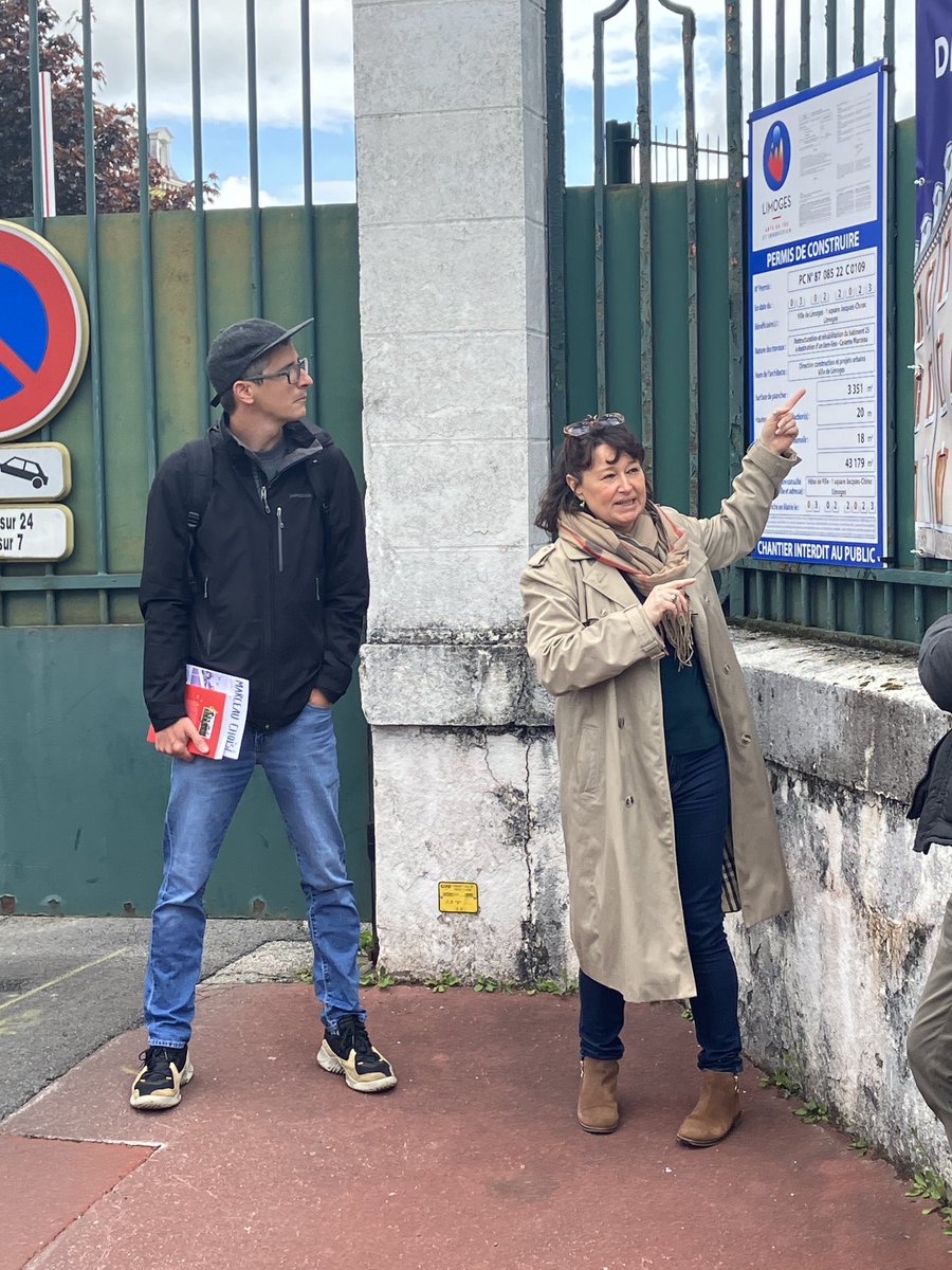 ▶️ [Live] Le MarceauTour, balade commentée du quartier Carnot-Marceau, vient de débuter ce samedi matin devant la caserne #Marceau avec une présentation du ⁦<a href="/Batiment25/">Bâtiment 25</a>⁩ par sa présidente Sandra Le Berre !