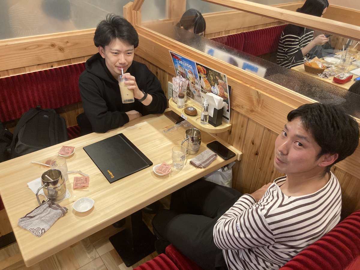 yosukeyoshimura's tweet photo. 【新店舗にむけた開業ミーティング】

26歳の代表取締役
→柔整師

29歳の代表取締役
→AT、柔整師

2人とも頭がキレまくりです🤔 https://t.co/rooMAMf8RU
