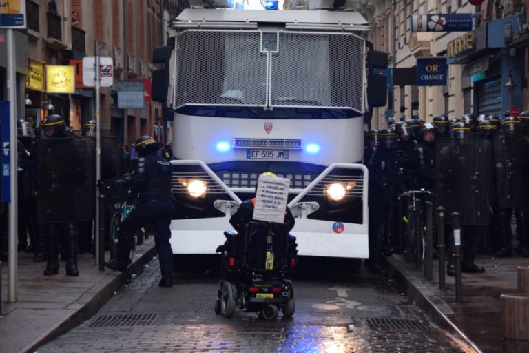 PrintempsCare's tweet photo. ⚖️ Odile enfin innocentée pour des violences sur des policiers… avec son fauteuil roulant 🙃
https://t.co/osvWlrRJv4
#Justice
#RepressionPolitique
#ViolencesPolicieres
#GiletsJaunes
#Handicap https://t.co/Lh2vrK0rlq
