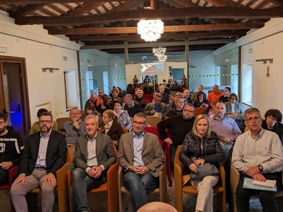 anci_fvg's tweet photo. #capireefarebuonaamministrazionelocale | Al via il percorso per neo eletti

È partita questa mattina la formazione per i neo Amministratori della @regioneFVGit
I saluti del Segretario generale di #ancifvg  Fabbro e dell'Assessore regionale @Pier_Roberti in una sala gremita. https://t.co/Q7aKSjg5JM