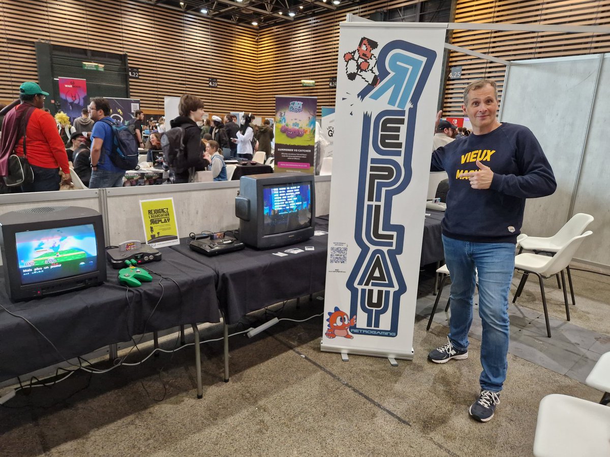 Marcuszeboulet's tweet photo. Les ptizamis, on est à @Japan_Touch tout le week-end end et les retrogamers de @AssoReplay nous ont concocté un stand plein de petites merveilles archéologiques  ! Viendez ! https://t.co/1INSmnLEPi