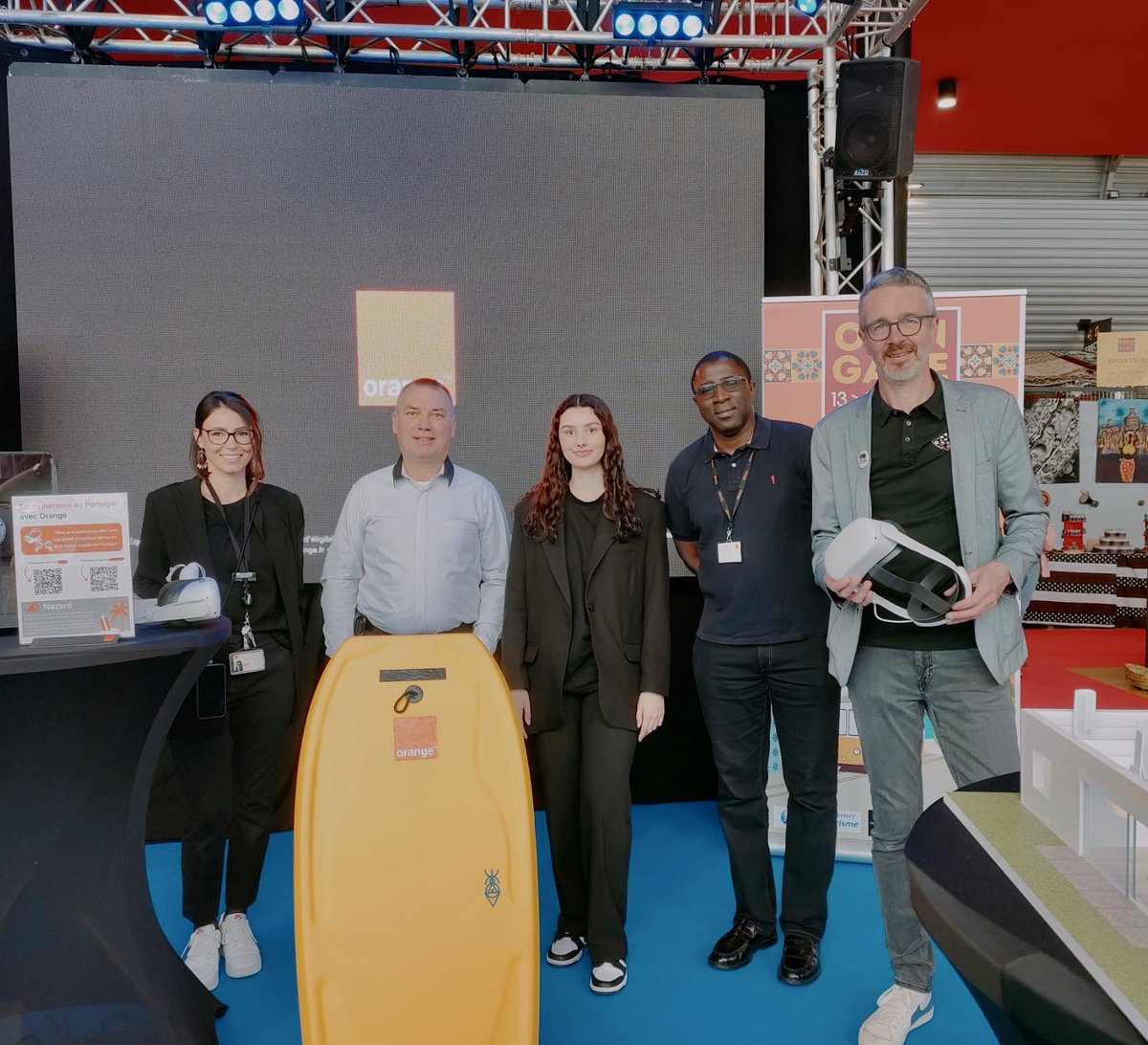 OrangeBFC's tweet photo. Orange est aujourd’hui à la #FoireComtoise sur le plateau de France @bleubesancon. Venez decouvrir la Fibre avec la #Livebox6, la télésurveillance #MaisonProtégée d’Orange🏠et une expérience de surf virtuelle avec Immersive Now 🏄🏽♂️ https://t.co/429tuYi2Wm