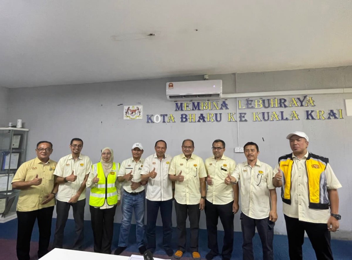 Lawatan Kerja YBhg Datuk Seri Hj. Hasnol Zam Zam Ketua Setiausaha Kementerian Kerja Raya ke projek-projek Lebuhraya Kota Bharu ke Kuala Krai (KBKK) bg meninjau kemajuan projek
<a href="/NasriZulkipli/">zulkipli nasri</a>
<a href="/Esa1Ibrahim/">IbrahimEsa1</a>
<a href="/UPK_ECER3/">Unit Projek Khas ECER 3 JKR</a>
<a href="/CawJalanJKR/">Cawangan Jalan JKR Malaysia</a>