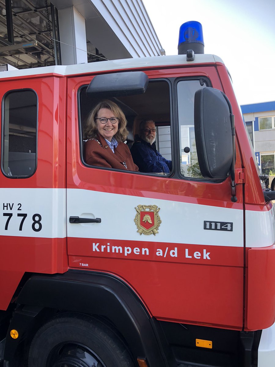 PaulineBouvyKo1's tweet photo. Krimpen aan de Lek viert 300 jaar bestaan van de brandweer 👩🚒 en dat mag iedereen weten! Een springkussen bij Thialf en een fantastische optocht onder begeleiding van Crescendo #Krimpenerwaard #VRHM https://t.co/cQp329G5VV