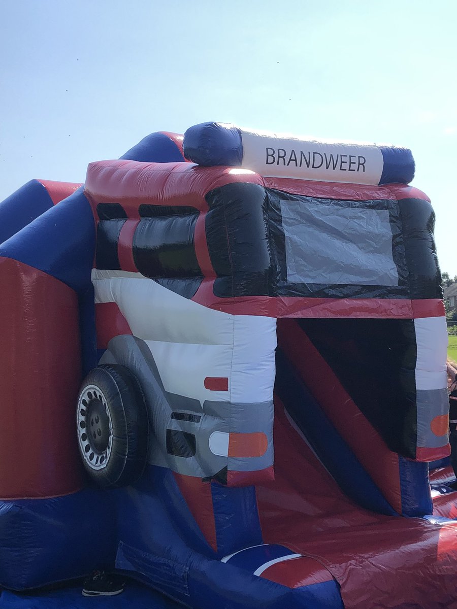 PaulineBouvyKo1's tweet photo. Krimpen aan de Lek viert 300 jaar bestaan van de brandweer 👩🚒 en dat mag iedereen weten! Een springkussen bij Thialf en een fantastische optocht onder begeleiding van Crescendo #Krimpenerwaard #VRHM https://t.co/cQp329G5VV