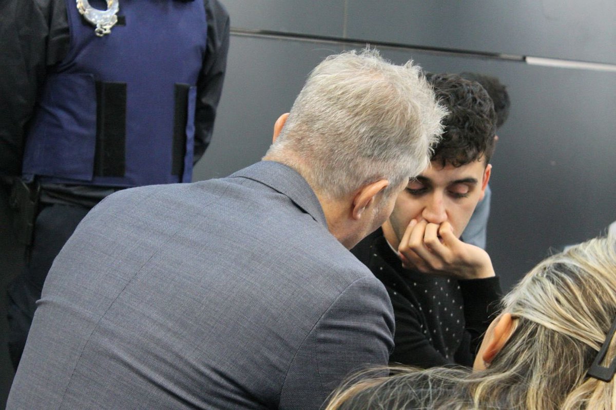 nandotocho's tweet photo. Rio Negro: Avanza el juicio por jurados contra Ramiro Gutiérrez (26), está acusado de asesinar atropellando con su camioneta BMW y al propósito a Facundo Castillo (29) el 19/12/21, tras una pelea arrastró su cuerpo por 14 metros y se entregó 40hs más tarde. Lo defiende Burlando https://t.co/pTqW6eF5Pz