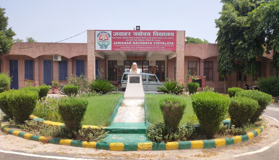 पात्रता:
🔷अभ्यर्थी को सत्र 2022-23/2022 सत्र (जनवरी से दिसंबर) के दौरान जिला,जहां नवोदय विद्यालय कार्यरत है, के सरकारी/सरकारी मान्यता प्राप्त स्कूल से 10वीं कक्षा का अध्ययन किया होना चाहिए
🔰अभ्यर्थी का जन्म 1.6.2006 तथा 31.7.2008 (दोनों तिथियां शामिल) के बीच का होना चाहिए।