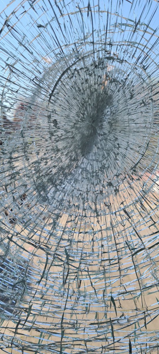 Afgelopen nacht, van 12 op 13 mei 2023, zijn meerdere bushokjes (route centrum #Leeuwarden richting Westeinde) en een ruit van een horecazaak aan de Harlingerstraatweg #vernield. Heeft u informatie bel 09008844