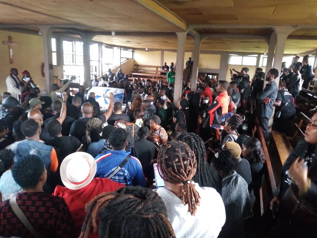 MimiMefoInfo's tweet photo. Funeral of #journalist #Anye Nde Nsoh begins
He was shot by #Separatists one week ago in #Bamenda
Read more on our website 👇👇https://t.co/cyR5cxEqtc
#Cameroon https://t.co/gaFUsAWMsG