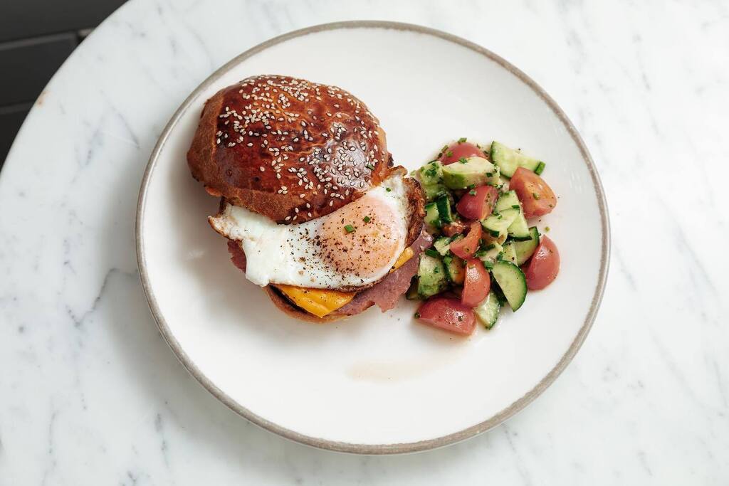 Kahvaltı Burger menümüzde 😋🍳🍔🧋