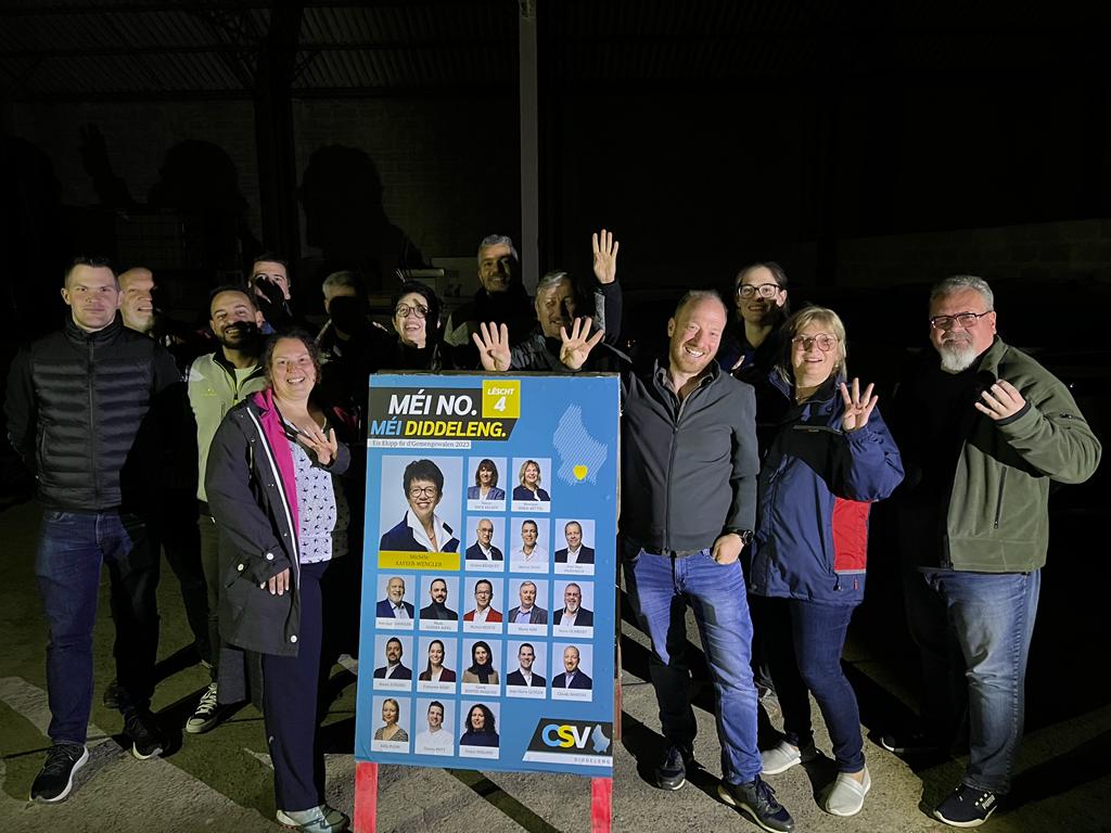 CSVDiddeleng's tweet photo. 🔵🟡⚪️ MÉI NO.MÉI DIDDELENG. MÉI NO. MÉI BEWEEGEN:
Um Mëtternuecht ass dann endlech déi offiziell Walcampagne lass gaangen. Eis Sektioun huet sech wei um nationalen Walkampfaccord gehalen an um 00:00 genau eis éischt Panneau opgestallt.
Hei e puer Andréck https://t.co/mnwDxAruX8