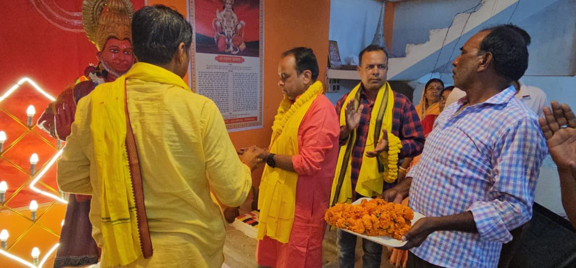 कर्नाटक में कांग्रेस की बंपर जीत पर डॉ. इरफान अंसारी ने हनुमान मंदिर जाकर बजरंगबली का जताया आभार, Tweet कर लिखा…-On the bumper victory of Congress in Karnataka, Dr. Irfan Ansari went to the Hanuman temple and expressed his gratitude to Bajrangbali, tweeting…