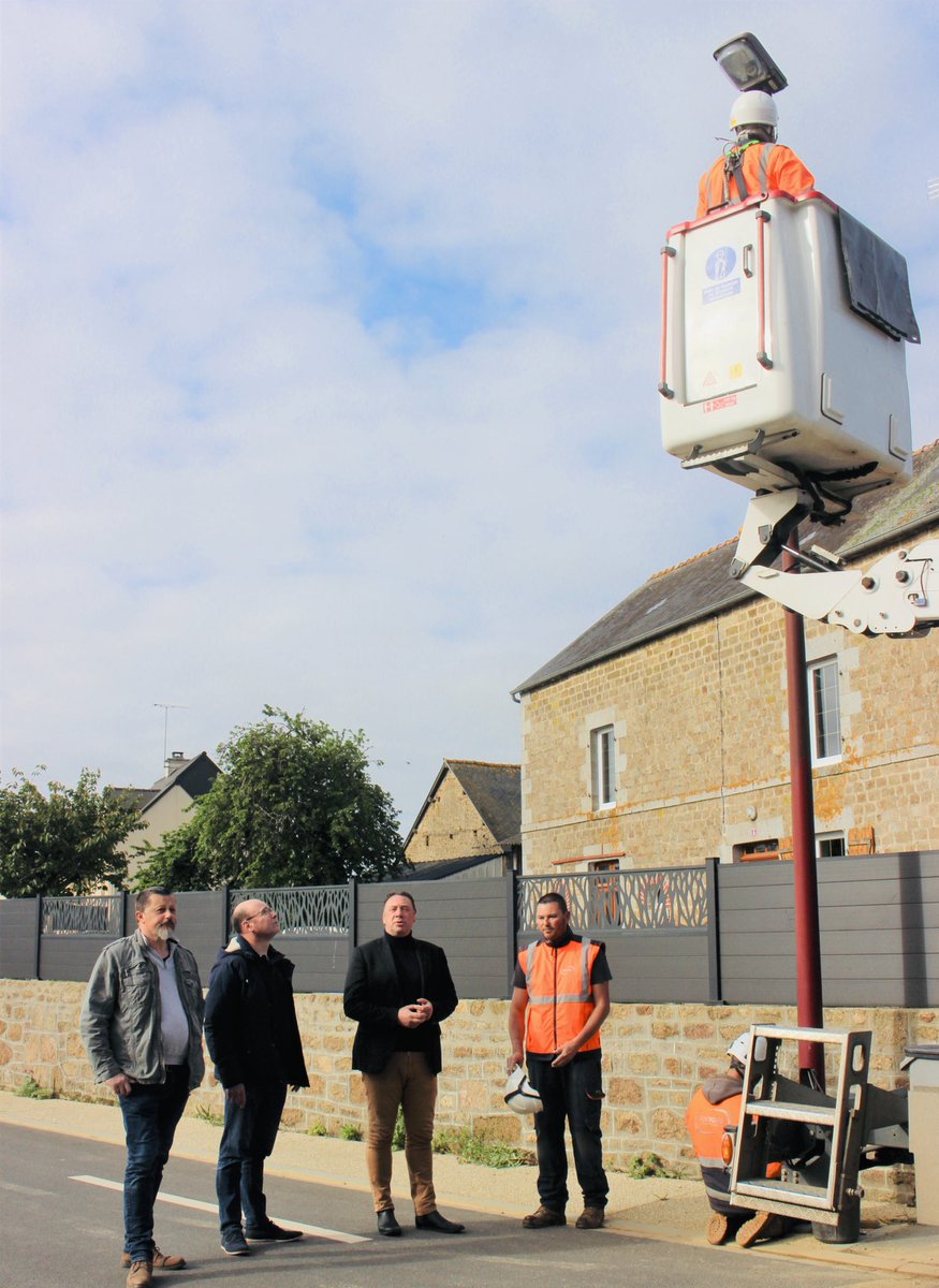 Aymdegouvion's tweet photo. #LesportesduCoglais participent à l’effort de sobriété énergétique. La commune déléguée #LaselleenCogles est désormais à l’instar #Montours et #Cogles illuminée en LED
15 lanternes 7 candélabres: un invt de 26000€ qui permet de diviser par 6,5 la consommation d’électricité…. https://t.co/CF9FLvT47C
