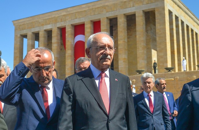 gundemedairhs's tweet photo. 14 Mayıs seçimlerine saatler kala, Erdoğan Ayasofya Camii'nde, Kılıçdaroğlu Anıtkabir’de seçim çalışmalarını sonlandıracak. https://t.co/Mv59QJgC2b