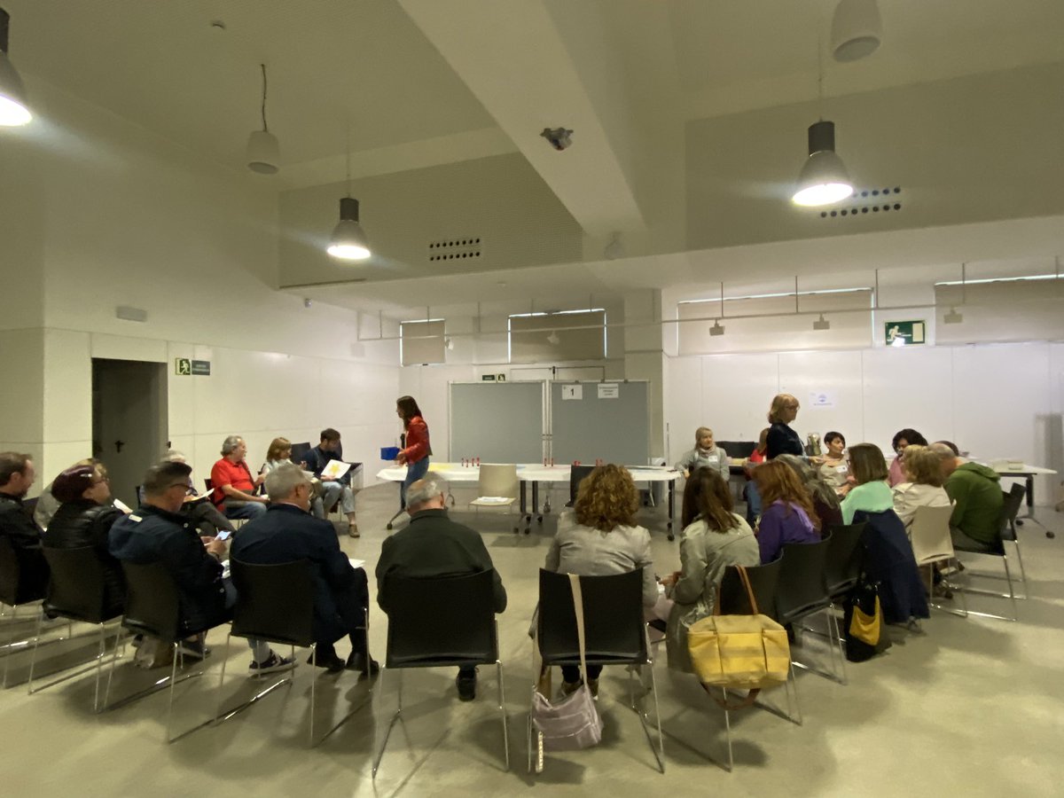 EcoEmocional's tweet photo. Moments de trobada i participació. Espai de #tallers a la #JornadaFEE #intersom #climaemocional #artcreuarponts #salutemocional #salutmental @funecoemocional https://t.co/z45pGqtOki