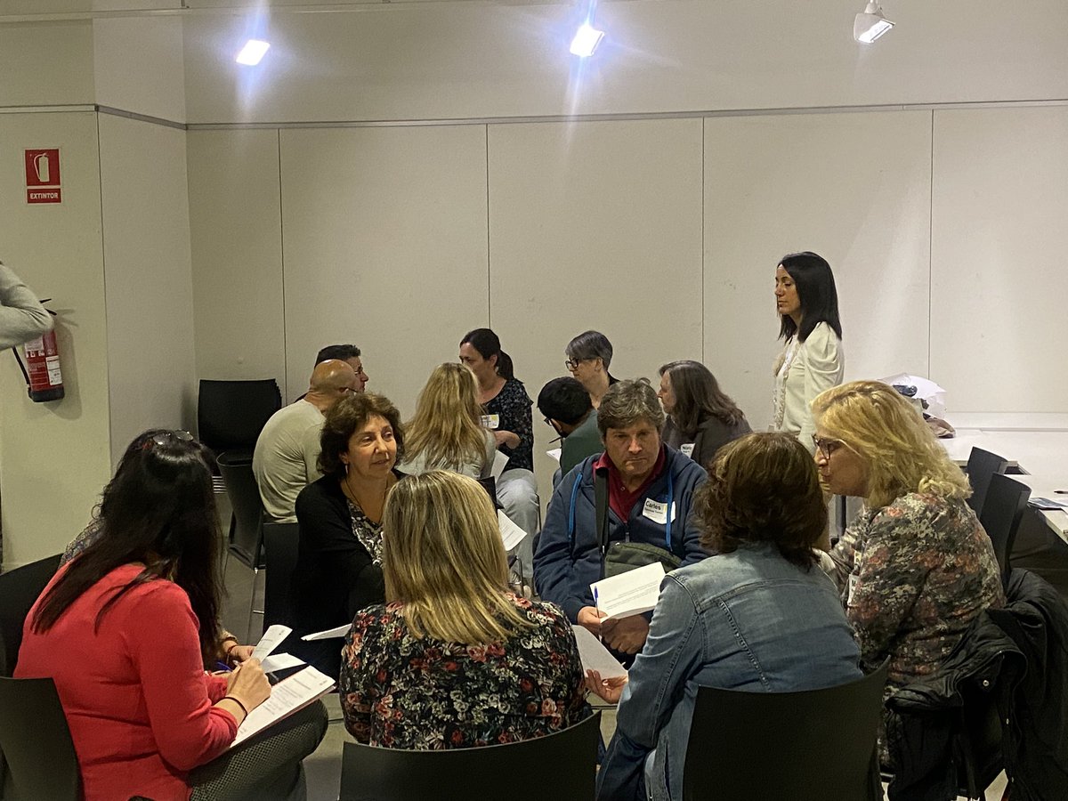 EcoEmocional's tweet photo. Moments de trobada i participació. Espai de #tallers a la #JornadaFEE #intersom #climaemocional #artcreuarponts #salutemocional #salutmental @funecoemocional https://t.co/z45pGqtOki