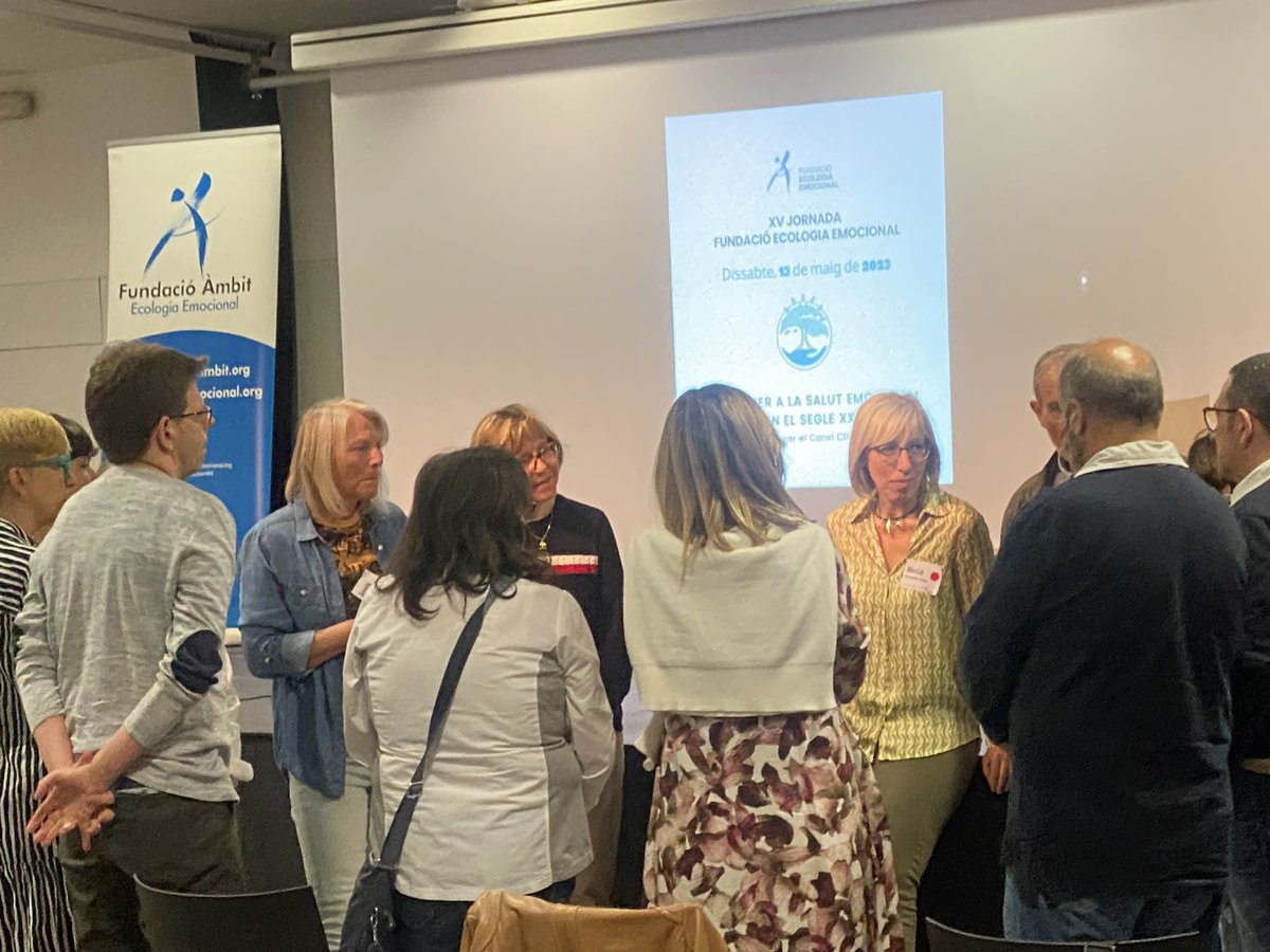 EcoEmocional's tweet photo. Moments de trobada i participació. Espai de #tallers a la #JornadaFEE #intersom #climaemocional #artcreuarponts #salutemocional #salutmental @funecoemocional https://t.co/z45pGqtOki