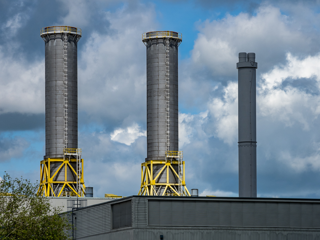NigelStanley's tweet image. Chimneys on what, I guess, is an incinerator near Broxbourne taken from a walk along the River Lea this week.
.
.
.
.
.
#chimneys #incinerator #industrial #photography