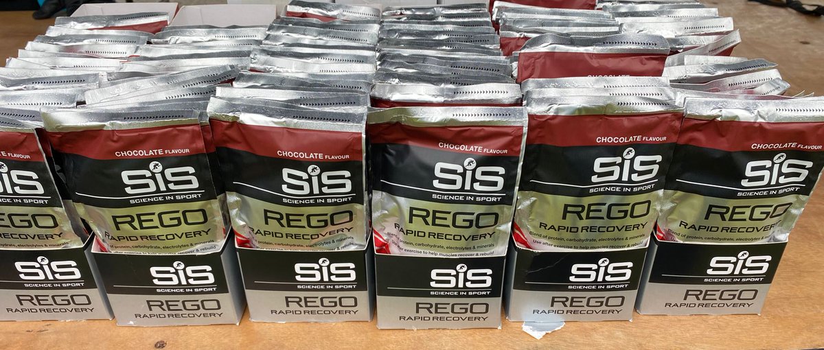 asoukevents's tweet photo. Some decadent rewards waiting for our #EtonSprints finishers.
A rather sustainable medal, a delicious @ErdingerAF_UK, and some quality @ScienceinSport Rapid Recovery.
Make sure you grab yours!! https://t.co/Cj4wY8KRfT