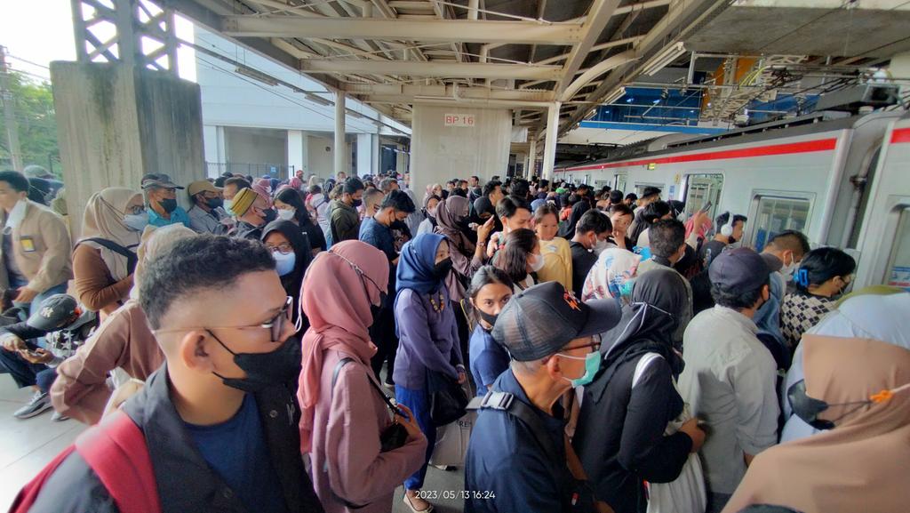 hamiwanto's tweet photo. Sudah lebih dr 1/2 jam penumpang tujuan Bekasi menumpuk di stasiun Manggarai. @RadioElshinta  @republikaonline https://t.co/ZvdHELtEKm