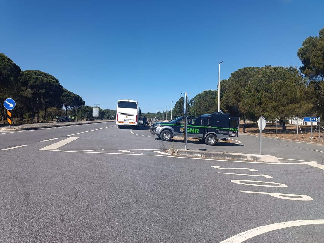 GasParaTras's tweet photo. Parar o gás Sines
#AltPt #ptrevolutiontv

"A caminho de Sines e fomos parados pelas autoridades à saída da auto estrada. Em breve seguiremos caminho" https://t.co/bZ3sOv4847