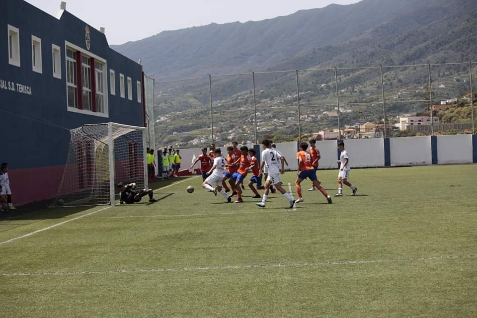 SDTenisca's tweet photo. ¡HOY JUGAMOS! 🔜
Un partido ilusionante para nuestro Juvenil.
🆚 Águilas 🔴
⏱️12:30
🏆 Vuelta de las semifinales de ascenso a División de Honor (Ida | 1-1)
🏟️ Adeje
#100preTenisca https://t.co/24RV2R2W8Y