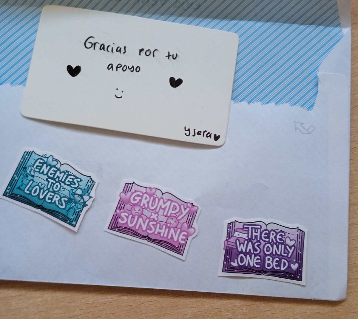 Luxurme_12's tweet photo. Ayer me llegaron las pegatinas que le pedí a @YseraSevriens y es que adoro por favor de mis tropos favs (especialmente la de Enemies to lovers es mi fav). Además tengo pensado pedir otras y que salen en #ProyectoEnemies (la de one bed de momento no pero al tiempo 👀👀) https://t.co/YGa9xO7l8z