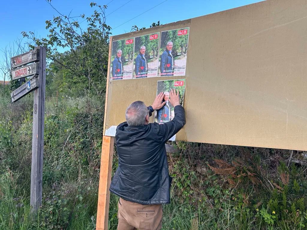 PSOEOurense's tweet photo. 𝗣𝗘𝗚𝗔𝗗𝗔 𝗗𝗘 𝗖𝗔𝗥𝗧𝗔𝗖𝗘𝗦 | CASTRELO DO VAL
👥 Os compañeiros e as compañeiras de #CastreloDoVal arroupan ao alcalde e candidato á alcaldía, Vicente Gómez, nas pegadas de cartaces polos núcleos do concello.
#HaiFuturo #VotaPSOE https://t.co/o6atELN4cO