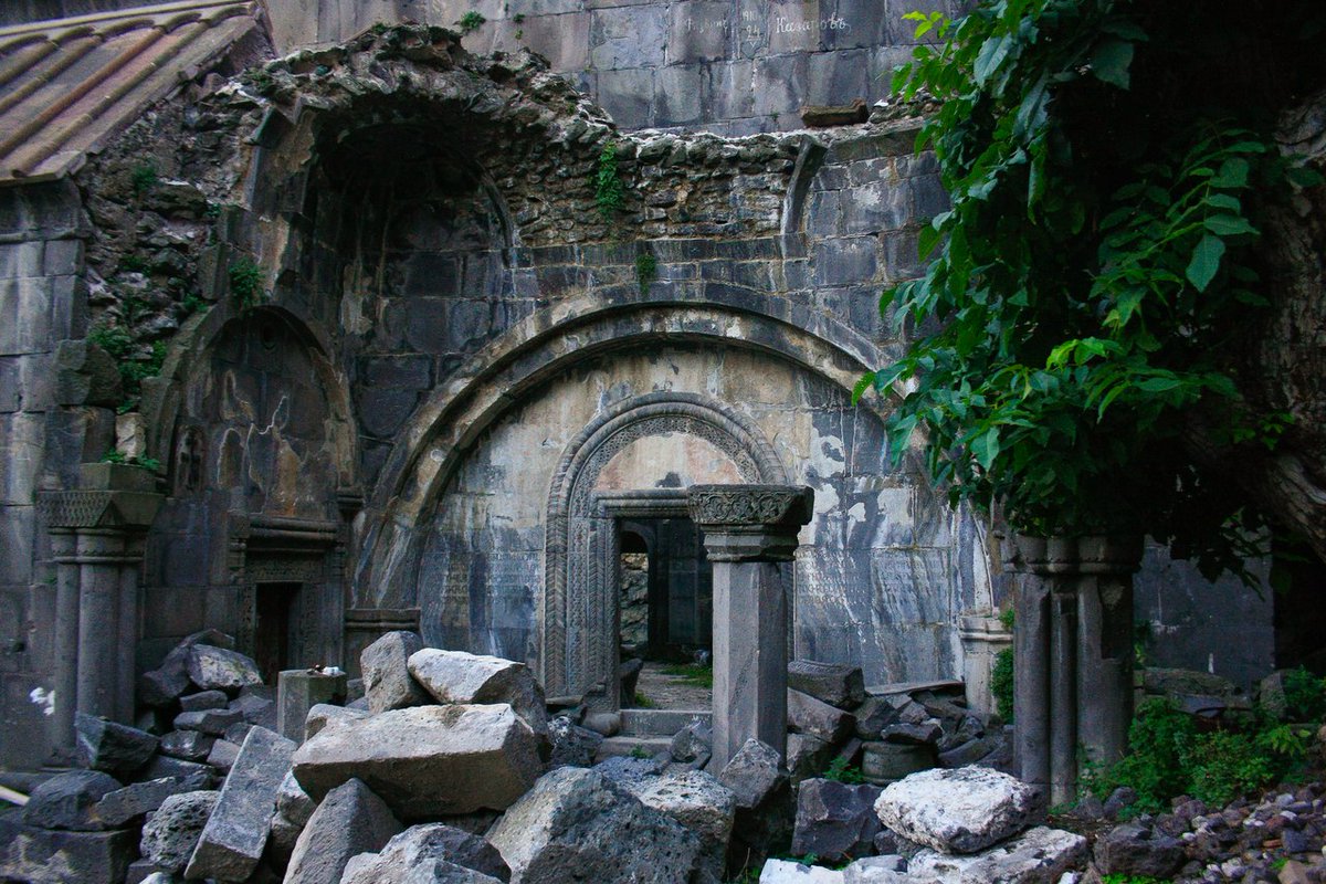 godebedcanyon's tweet photo. Have you ever been to Kobayr Monastery? 
  Nestled atop a cliff on the western slope of the Debed canyon, the 12th century monastic complex of Kobayr is famous for its mesmerizing frescoes. Learn more: https://t.co/Fhl3kLcWoz
#armenia #debedcanyon #visit #photography https://t.co/6LSlyYZe3w