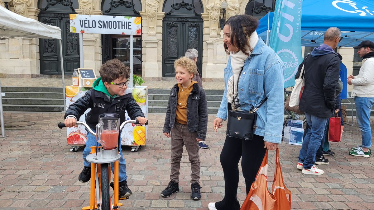 La Ville s'associe à l'évènement national #MaiàVélo. Aujourd'hui, avec ses partenaires, elle fête le vélo place de Gaulle.
🚴‍♂️ Rendez-vous jusqu'à 16h30 pour de nombreuses animations : ateliers de réparation,  parcours, essai de vélo ...
Tout le programme : cherbourg.fr/agenda/cherbou…