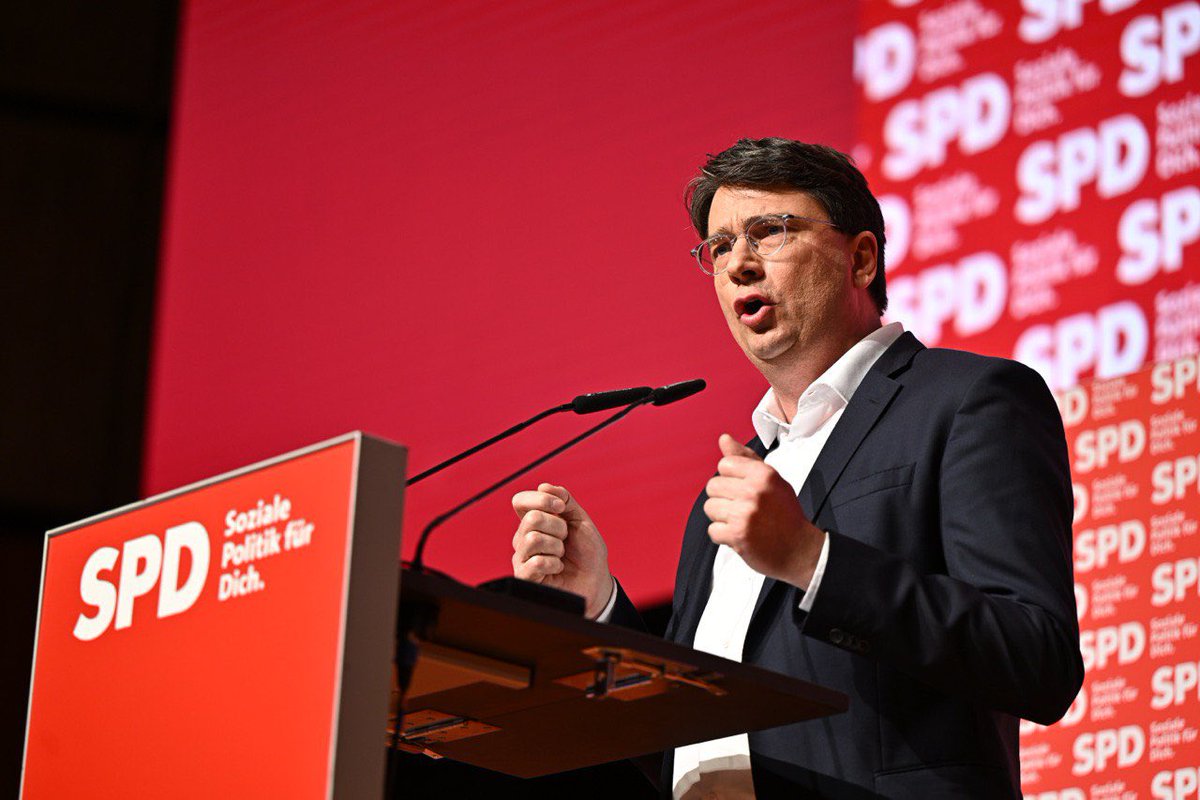 Unser Spitzenkandidat <a href="/FlorianvonBrunn/">Florian von Brunn</a> spricht auf unserem #LPT23:

"Ich will, dass alte Menschen in Bayern in den Wohnungen bleiben können, in denen sie ihr Leben verbracht haben.
Ich will, dass junge Menschen und junge Familien bezahlbare Wohnungen finden!
Dafür müssen wir