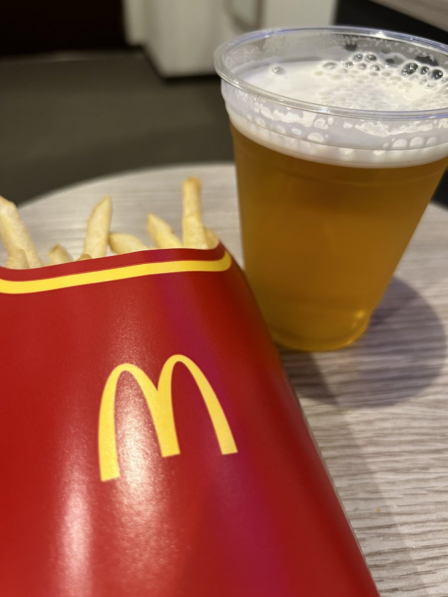 犬が来てから、家族総出の旅行は無くなった。
代わりに気まぐれで子を連れて一泊とかするんだけど、今静岡にいて何故かマック。
でもなんかこの息子とホテルで食べるマック、めっちゃいいな。 https://t.co/8vDa2Tyt82