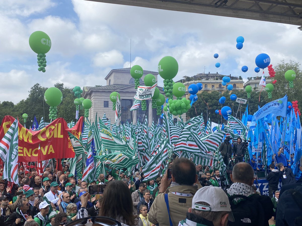 CislLiguria's tweet photo. Cisl Liguria presente con oltre 500 persone alla manifestazione di Milano @CislNazionale https://t.co/Qf61YaRruL