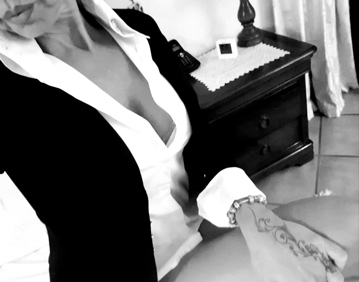 LadyD56671901's tweet photo. Sbaglio o si diceva #camicia bianca? https://t.co/gBCDXZoajU