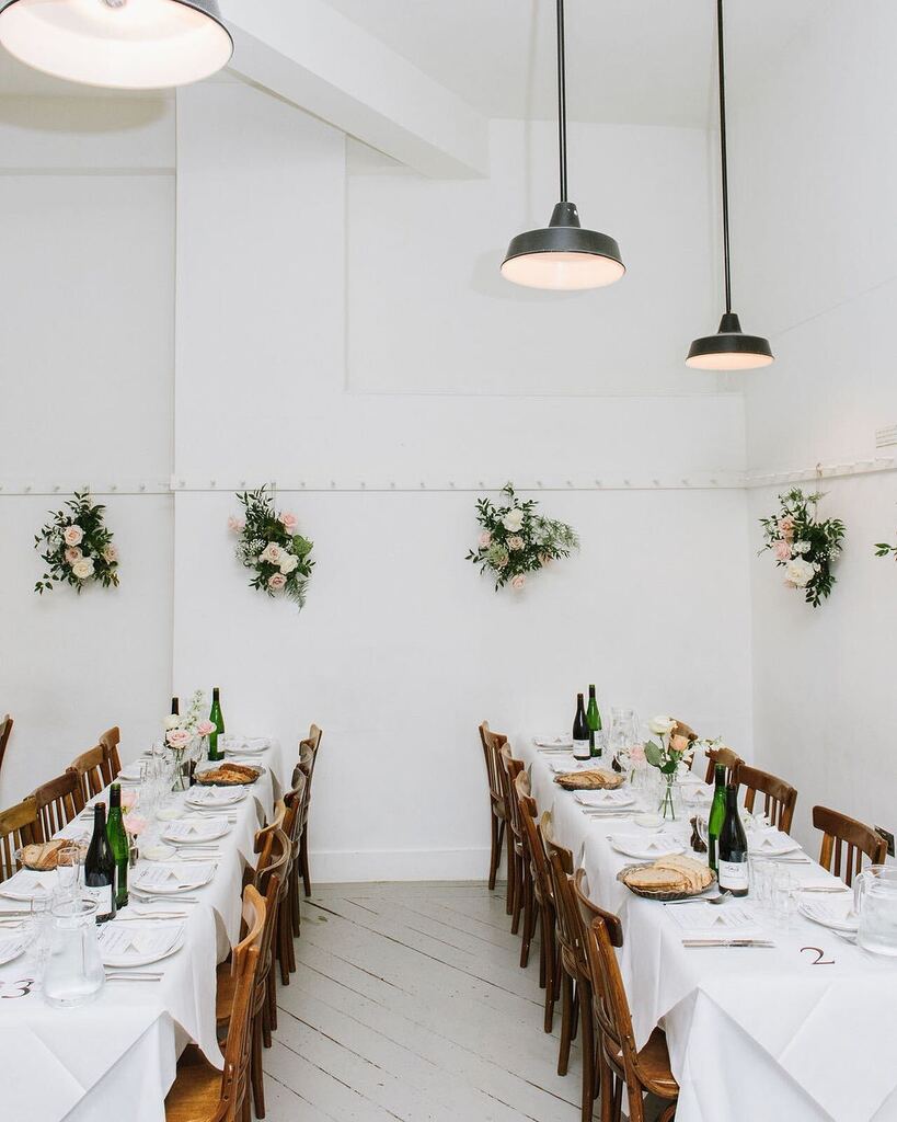Forever in love with the stunning simplicity of this gorgeous wedding from a while back that I had the pleasure of being part of. I have two more weddings at this same reception venue this year and couldn’t be more excited 🥰🎉 I love the pew end flowe… instagr.am/p/CsLZ3fON3iA/