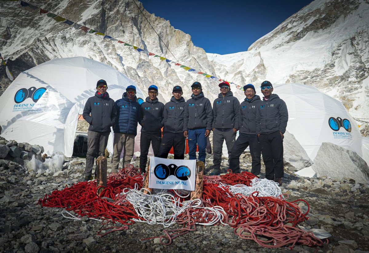 Angelab8848's tweet photo. The rope-fixing team by Imagine Nepal just summited Everest. They took an extra effort to retrieve old ropes and some rusty O2 canisters as they take shifts (see pic below). They'll bring more trash back down as they descend. Details soon on https://t.co/7nVlE3asoD. https://t.co/vTwnRwiVd8