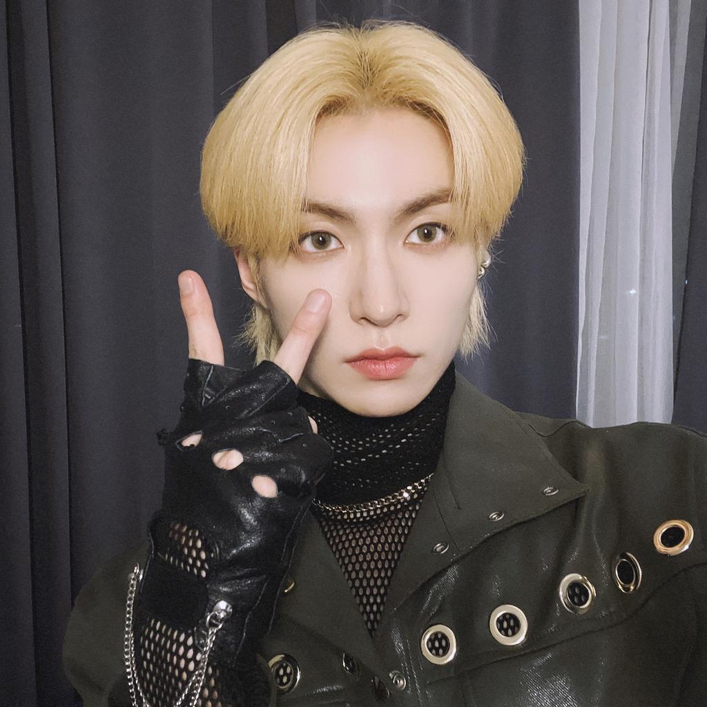 ELASTofficial's tweet photo. I'm so glad to see you again Puerto Rico☺️ and I truly hope to coming back Puerto Rico again I will miss you🥲 have a good night te amo❤️
⠀
P.S. It was amazing moment "¡Yo soy Boricua, pa'que tu lo sepas!"🇵🇷
⠀
#ELAST #엘라스트 #ROMIN #로민 https://t.co/XEEa3leoHR
