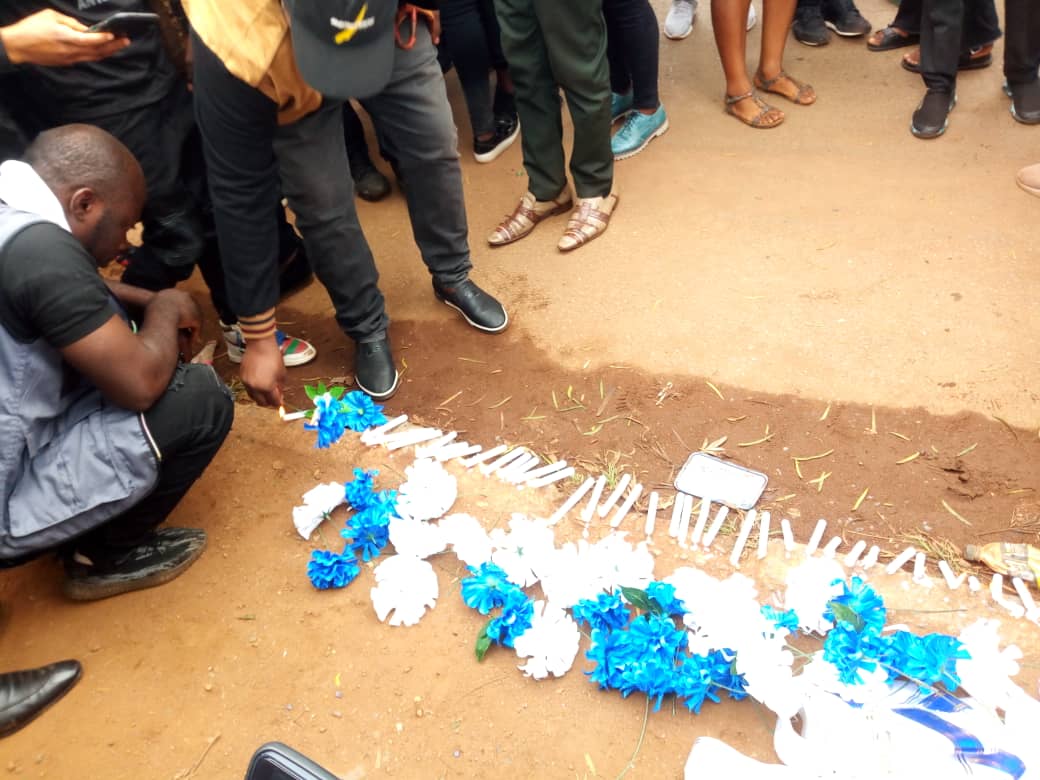 MimiMefoInfo's tweet photo. Candle Lighting in honour of slain #journalist #Anye Nde #Nsoh.
This is where he was killed at Che Street #Ntarinkon #Bamenda, on Sunday, May 7th, 2023
RIP #Anye🙏🏽🙏🏽🙏🏽
#Cameroon
https://t.co/pua3Bqywtt https://t.co/fVpSclSD3S