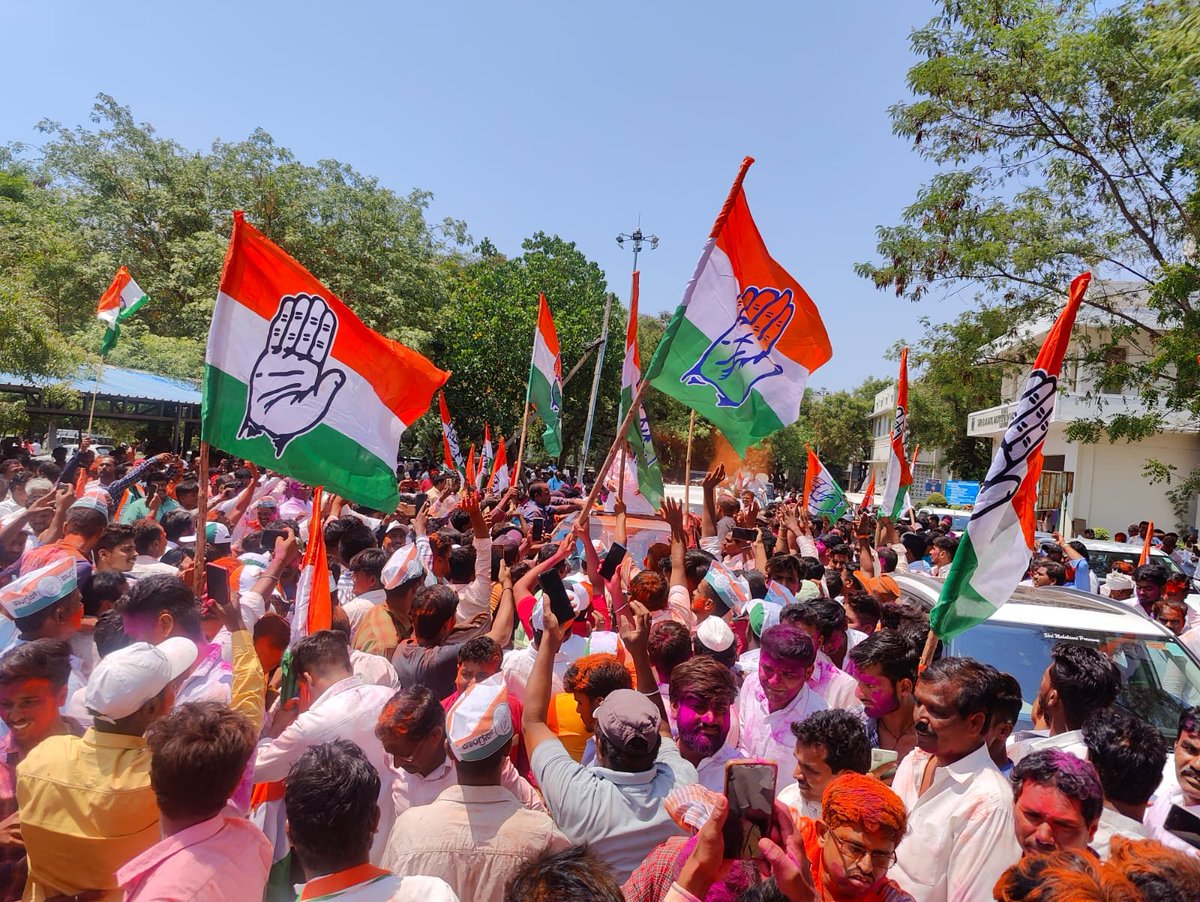 MBPatil's tweet photo. ಬಬಲೇಶ್ವರ ಮತ ಕ್ಷೇತ್ರದ ನನ್ನ ಆತ್ಮೀಯ ಜನತೆಗೆ ವಂದನೆಗಳು, ಕಳೆದ 4 ಬಾರಿಯಿಂದಲೂ ನಿಮ್ಮ ಶಾಸಕನನ್ನಾಗಿ ಆರಿಸುತ್ತಾ ಬಂದಿರುವಿರಿ. (ಈ ಹಿಂದೆ ತಿಕೋಟಾ ಕ್ಷೇತ್ರದಿಂದ 2 ಬಾರಿ ಗೆಲ್ಲಿಸಿರುವಿರಿ)  ನಿಮ್ಮ ಪ್ರೀತಿ ವಿಶ್ವಾಸಕ್ಕೆ ನಾನು ಚಿರಋಣಿ. ಬಬಲೇಶ್ವರ ಮತ ಕ್ಷೇತ್ರವನ್ನು ಮತ್ತಷ್ಟು ಅಭಿವೃದ್ಧಿ ಪಥದತ್ತ ಕೊಂಡೊಯ್ಯಲು ನಾನು ಕಟಿ ಬದ್ಧನಾಗಿದ್ದೇನೆ.
#ಬಬಲೇಶ್ವರ #Babaleshwar