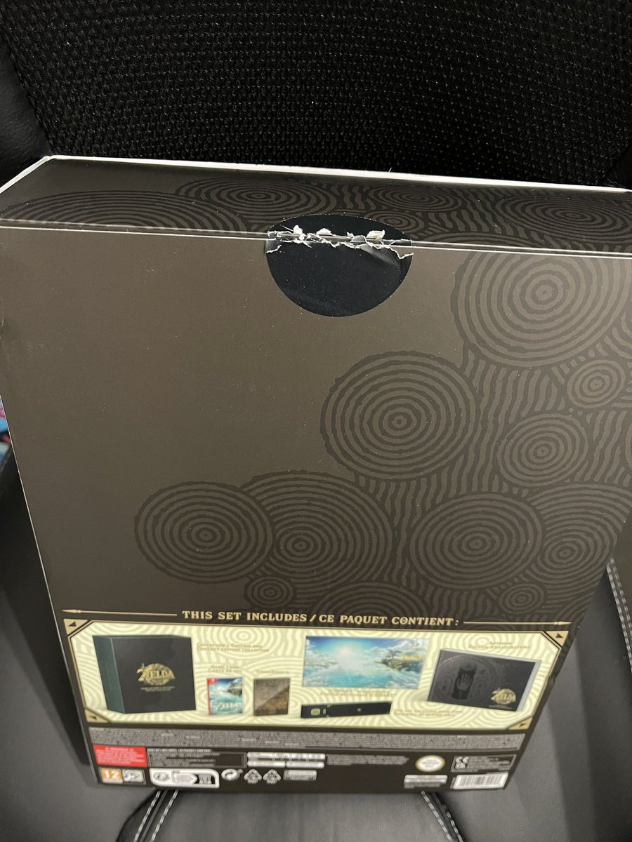 yadu13's tweet photo. Bonjours @Micromania_Fr , une petite question me vient bizarrement et subitement à l’esprit après avoir reçu mon collector de #ZeldaTearsOfKingdom en retard...
C’est normal de le recevoir comme ça ??? 
Bien à vous https://t.co/8QUvAOGuEf