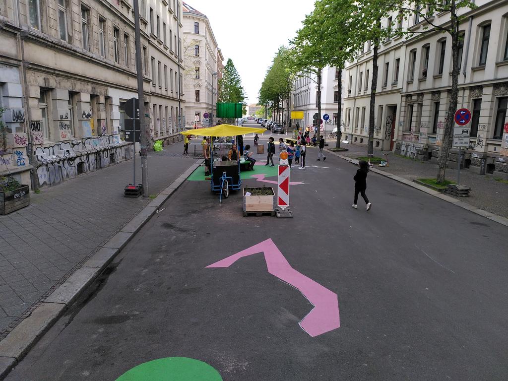 ADFC_BW's tweet photo. Im Rahmen der #VC23 konnten wir uns von der Wirksamkeit von Modalen Filtern überzeugen - es funktioniert!
Weniger Durchgangs- und Schleichverkehr + mehr Aufenthaltsqualität. Der ADFC beschreibt das Konzept ausführlich im InnoRAD https://t.co/arjjgZPfEm https://t.co/5LvTFUoIVi