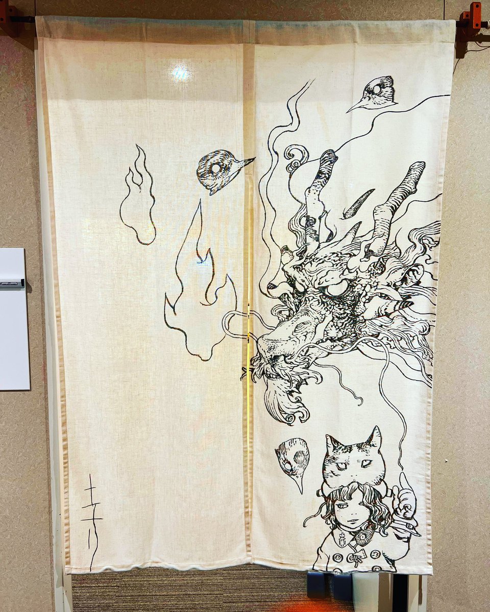 名古屋から始まる8ヶ所ツアーをご一緒してくれる暖簾は寺田克也画伯に描いて頂いたドラゴンと日差暖簾。
カッコいいねぇ。。