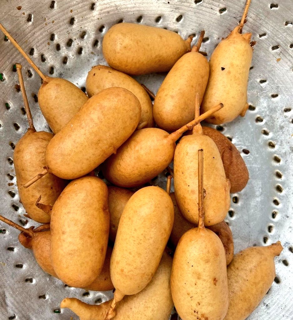 maternitydotme's tweet photo. Corn dogs are an absolute fave for kids at any party you are hosting. 

Make sure it's added to the menu. Watch even picky eaters go gaga for it with a touch of Ketchup. 🥰😊🤣. https://t.co/A8bXmfgHzE