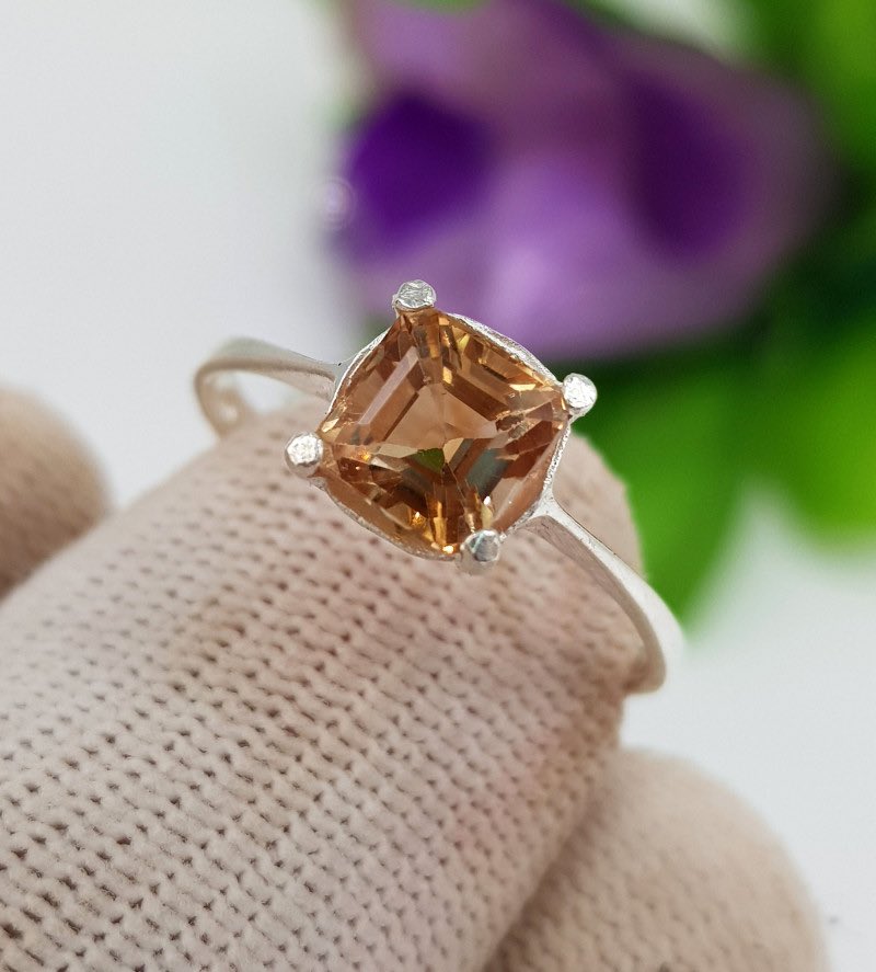 likeaa_ROSS's tweet photo. @fallenfr00t @historicalfits We also have topaz!! Champagne topaz is gorgeous chocolate and all the bluesss to choose from 😍😍 https://t.co/Zcgx7uDduR