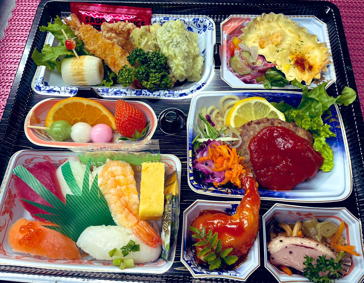 azuminodelideli's tweet photo. #本日の��弁当🍱　ご飯は生寿司、ハンバーグ入りです。おかずのみの折詰も承ります。#安曇野デリデリ　#手作り惣菜 #安曇野 #穂高 #長野 #弁当 #仕出し  #量り売り #配達 #折詰 https://t.co/CSVEALiEtU