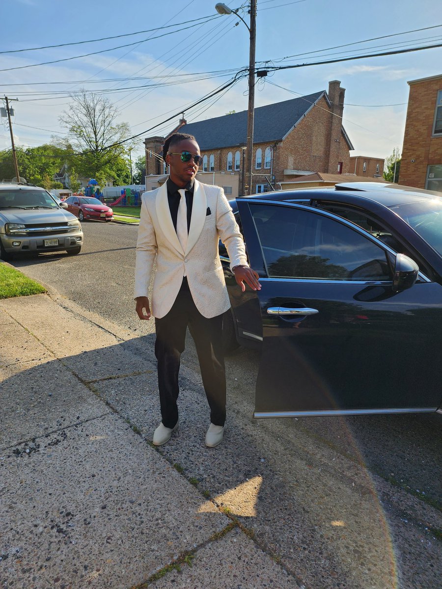 mlinny's tweet photo. As your senior chapter is coming to a close soon, I just want to say how proud I am of you and how you've come through your journey! I can't wait to see how you continue to shine and grow in the upcoming chapter! #Prom2023 https://t.co/eU9mkq74Es