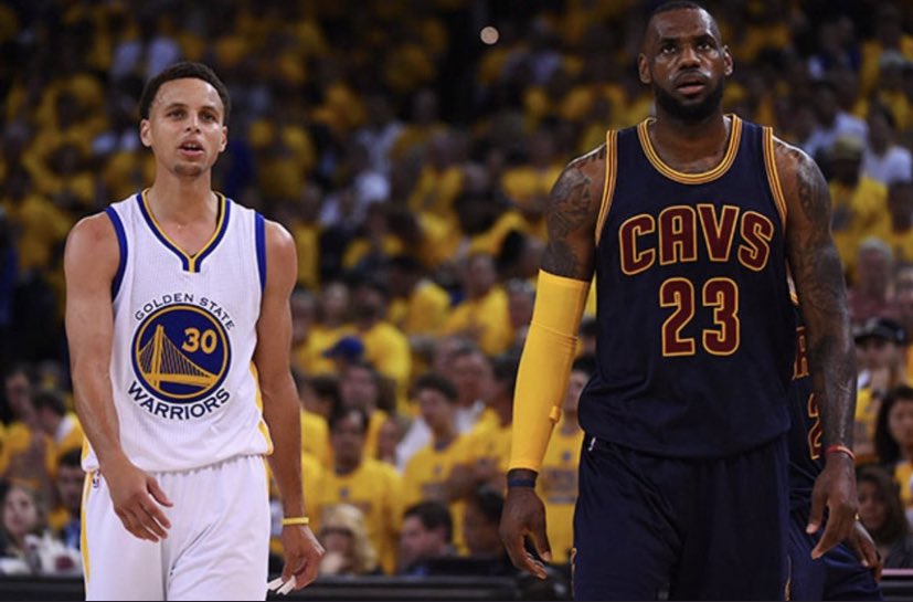 pisounalinha's tweet photo. Uma belíssima história acaba?

Nenhum time venceu LeBron James por 3x nos playoffs.. só o Warriors de Curry.

Foi só LeBron James que venceu a dinastia-Warriors por 2x.

A grandeza dos dois maiores jogadores do século, e do maior time que vimos desde o Bulls de Jordan, foram forjadas e impulsionadas por uma narrativa tão grande quanto eles mesmos do outro lado.

Era certo que o Cleveland Cavaliers que buscou LeBron e Kevin Love para se juntar a Kyrie Irving, venceria a NBA em 2014-15.

O time do futuro surgiu chutando tudo e todos, 67 vitórias, o MVP e um novo Deus surgiram para destruir a narrativa desenhada para o jogador que estava destinado a obtê-la.

Golden State machucou o Cleveland, e ainda mais LeBron.

Toda a rota das 73 vitórias do ano seguinte, de se tornar o melhor time de uma temporada regular em todos os tempos, com a áurea de imbatível, foi fortemente combatida por um homem que agora, apenas queria levar um título aqueles que tanto o clamaram para obtê-lo.

LeBron venceu o mais épico dos campeonatos, conseguiu seu respeito enfim, virou um 3-1 jamais revertido.. apenas para novamente fortalecer os Warriors.

Um 3º e frequente nome ao lado dos nossos heróis chegou.. Kevin Durant destruiu a NBA, se juntando a um time QUE NÃO ERA PANELA.. mas que virou, por narrativas, por histórias, por que afinal não se pode ver graça em vencer a NBA com uma dupla como KD e Curry representavam.

Pergunte a eles ou aos fãs dos Warriors se eles ligaram?

Com a dominância de um dos maiores times de todos os tempos em 2017.. com o drama de uma final de conferência contra outro frequente herói que ainda busca sua alvorada, James Harden, em 2018.

Sempre em cima de LeBron, sempre com surras, com doses de humilhação.

De que adianta o maior de todos, se você enfrenta uma constelação escolhida a dedo desde as escolhas brilhantes do recrutamento, até o mais sádico aproveitamento que o mercado já viu e sofreu.

Eles não se encontravam desde lá.. LeBron foi ao outro gigante da Califórnia, os Warriors perderam KD, viram seus heróis fragilizados, demolidos, lesionados, supostamente acabados.

E GANHARAM UM DOS MAIORES TÍTULOS DA HISTÓRIA SUPERANDO TUDO ISSO, CONTRA A MAIOR MÍSTICA QUE A NBA JÁ VIU, O CELTICS!

LeBron e os Lakers estavam acabados, uma mágica troca acontece, e L.A ascendeu para um novo encontro contra um velho rival que só cresceu desde o último encontro em 1991.

LeBron James enfim se vingou hoje, como acabamos de presenciar, do time que diminuiu seu legado? Não.

O time que o ajudou a se fortalecer.

Só os Warriors poderiam deter LeBron tantas vezes.

Só LeBron poderia traumatizar, e gerar dúvidas em uma dinastia tão dominante.

Eles se engrandecem, e contaram (ainda terá mais?) a maior história de rivalidade do século.

O fã de NBA agradece a esses times, a esses jogadores.

As batalhas de LeBron e Curry estarão sempre eternizadas!