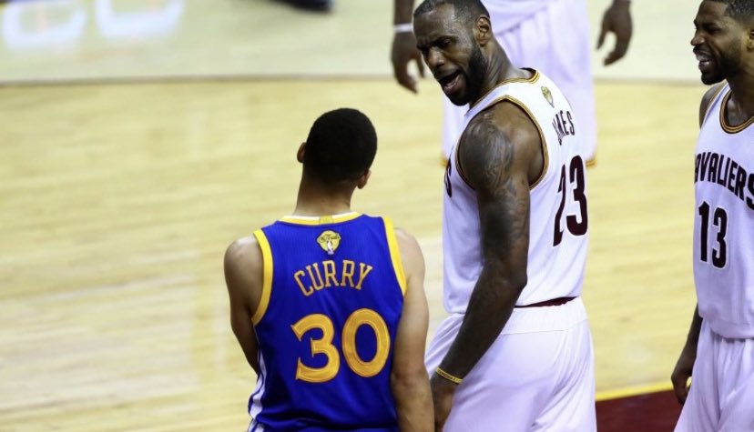 pisounalinha's tweet photo. Uma belíssima história acaba?

Nenhum time venceu LeBron James por 3x nos playoffs.. só o Warriors de Curry.

Foi só LeBron James que venceu a dinastia-Warriors por 2x.

A grandeza dos dois maiores jogadores do século, e do maior time que vimos desde o Bulls de Jordan, foram forjadas e impulsionadas por uma narrativa tão grande quanto eles mesmos do outro lado.

Era certo que o Cleveland Cavaliers que buscou LeBron e Kevin Love para se juntar a Kyrie Irving, venceria a NBA em 2014-15.

O time do futuro surgiu chutando tudo e todos, 67 vitórias, o MVP e um novo Deus surgiram para destruir a narrativa desenhada para o jogador que estava destinado a obtê-la.

Golden State machucou o Cleveland, e ainda mais LeBron.

Toda a rota das 73 vitórias do ano seguinte, de se tornar o melhor time de uma temporada regular em todos os tempos, com a áurea de imbatível, foi fortemente combatida por um homem que agora, apenas queria levar um título aqueles que tanto o clamaram para obtê-lo.

LeBron venceu o mais épico dos campeonatos, conseguiu seu respeito enfim, virou um 3-1 jamais revertido.. apenas para novamente fortalecer os Warriors.

Um 3º e frequente nome ao lado dos nossos heróis chegou.. Kevin Durant destruiu a NBA, se juntando a um time QUE NÃO ERA PANELA.. mas que virou, por narrativas, por histórias, por que afinal não se pode ver graça em vencer a NBA com uma dupla como KD e Curry representavam.

Pergunte a eles ou aos fãs dos Warriors se eles ligaram?

Com a dominância de um dos maiores times de todos os tempos em 2017.. com o drama de uma final de conferência contra outro frequente herói que ainda busca sua alvorada, James Harden, em 2018.

Sempre em cima de LeBron, sempre com surras, com doses de humilhação.

De que adianta o maior de todos, se você enfrenta uma constelação escolhida a dedo desde as escolhas brilhantes do recrutamento, até o mais sádico aproveitamento que o mercado já viu e sofreu.

Eles não se encontravam desde lá.. LeBron foi ao outro gigante da Califórnia, os Warriors perderam KD, viram seus heróis fragilizados, demolidos, lesionados, supostamente acabados.

E GANHARAM UM DOS MAIORES TÍTULOS DA HISTÓRIA SUPERANDO TUDO ISSO, CONTRA A MAIOR MÍSTICA QUE A NBA JÁ VIU, O CELTICS!

LeBron e os Lakers estavam acabados, uma mágica troca acontece, e L.A ascendeu para um novo encontro contra um velho rival que só cresceu desde o último encontro em 1991.

LeBron James enfim se vingou hoje, como acabamos de presenciar, do time que diminuiu seu legado? Não.

O time que o ajudou a se fortalecer.

Só os Warriors poderiam deter LeBron tantas vezes.

Só LeBron poderia traumatizar, e gerar dúvidas em uma dinastia tão dominante.

Eles se engrandecem, e contaram (ainda terá mais?) a maior história de rivalidade do século.

O fã de NBA agradece a esses times, a esses jogadores.

As batalhas de LeBron e Curry estarão sempre eternizadas!