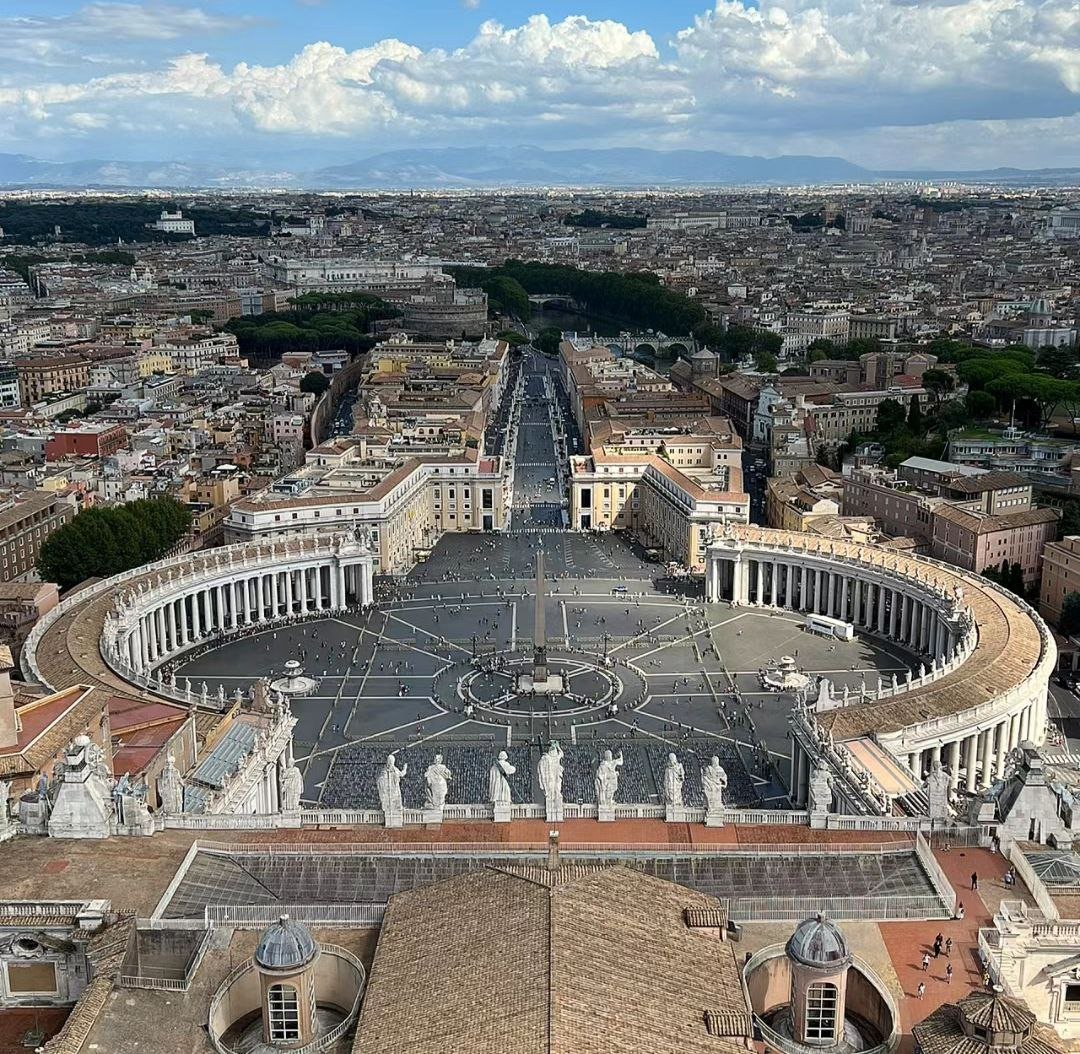 CBaxter4's tweet photo. Looking up and down at the smallness and greatness of mankind|Vatican in one personThe Vatican, the smallest country in the world, has one of the most stunning churches, St Peter's Basilica, one of the world's most outstanding Renaissance buildings.#vatican #vaticanfood https://t.co/3EoEqqnDi2