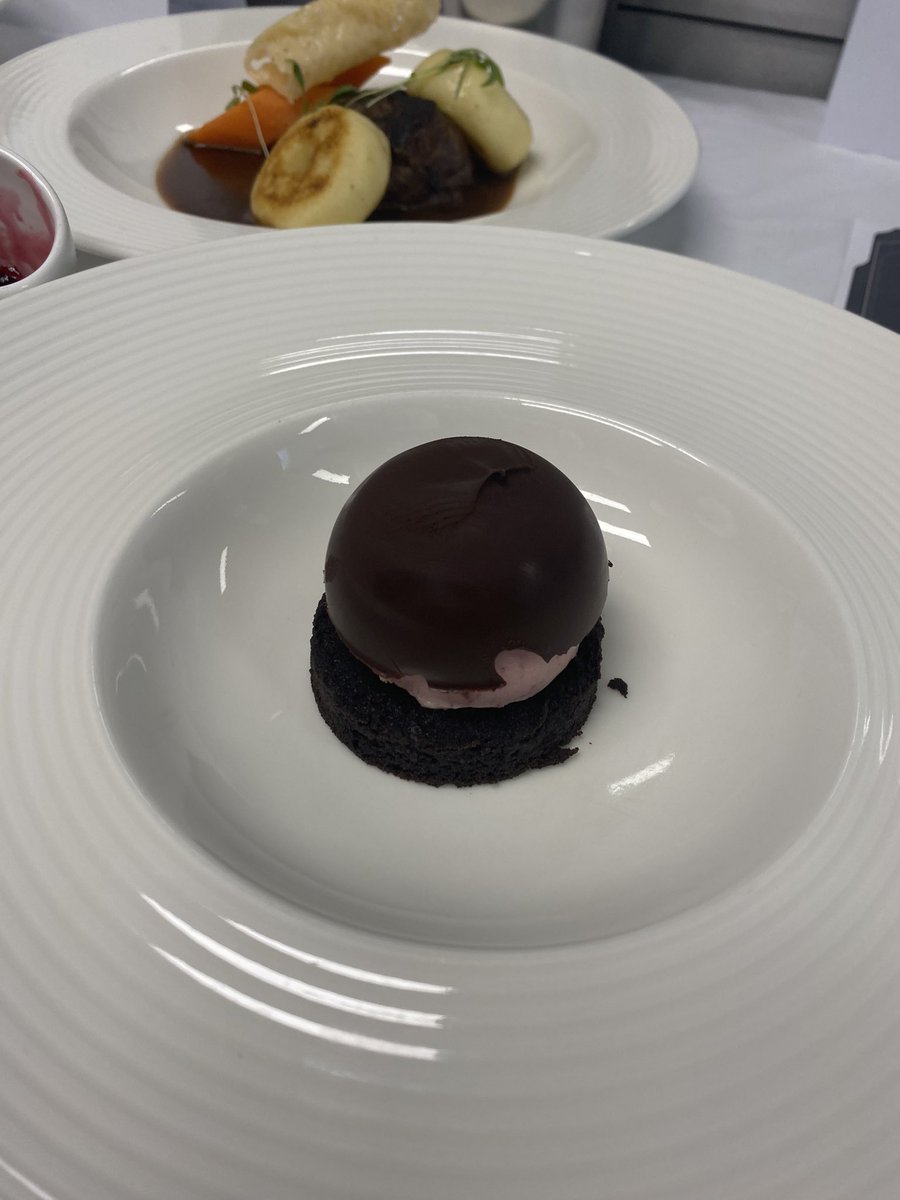 juliazgomula's tweet photo. Contemporary gastronomy exam ✅✅ 
Super happy with how everything turned out 🙌🏻
#culinaryarts #UUB #CAM https://t.co/kDTEpvnDWK